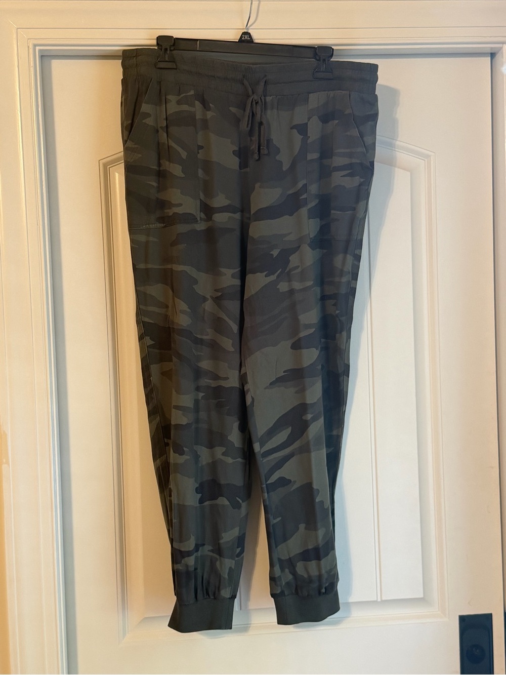 Women’s splendid camo joggers. Sz XL NWOT.